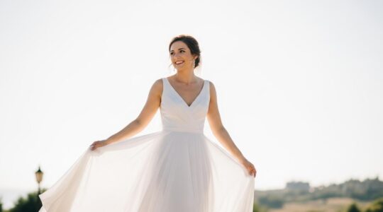 Femme en robe de mariée élégante et sereine, dans un cadre lumineux et naturel