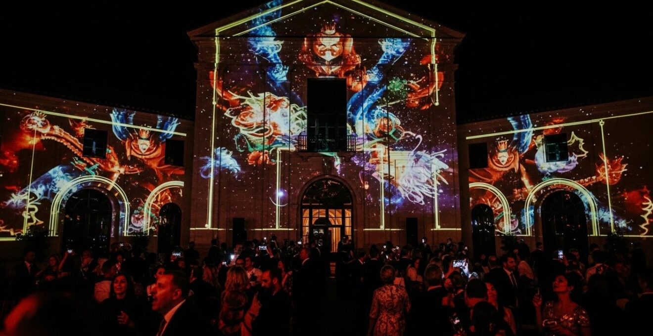 Projection de vidéo mapping coloré et artistique sur les murs d’un lieu de réception de mariage